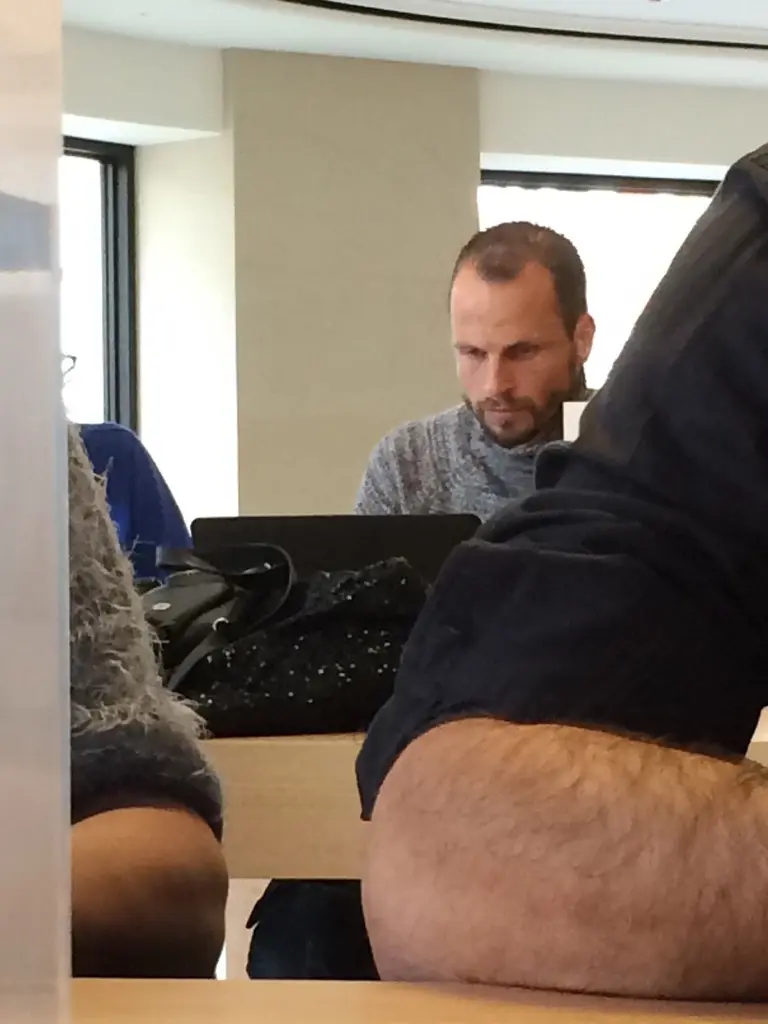 L'image du jour : David Rozehnal est déjà à l'Apple Store de Lille