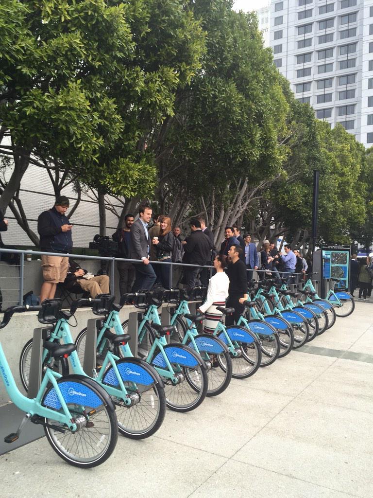 H-1 : la presse afflue devant le Yerba Buena Center de San Francisco (photos) #keynote