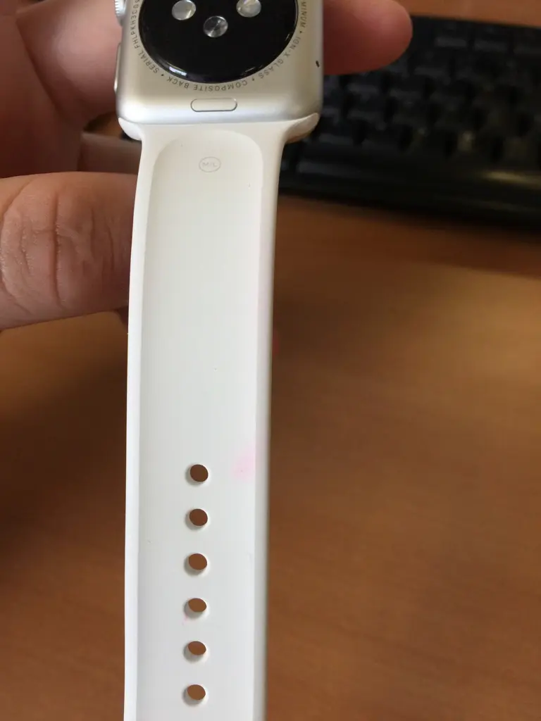 La bracelet "sport" blanc de l'Apple Watch très sujet aux taches ?