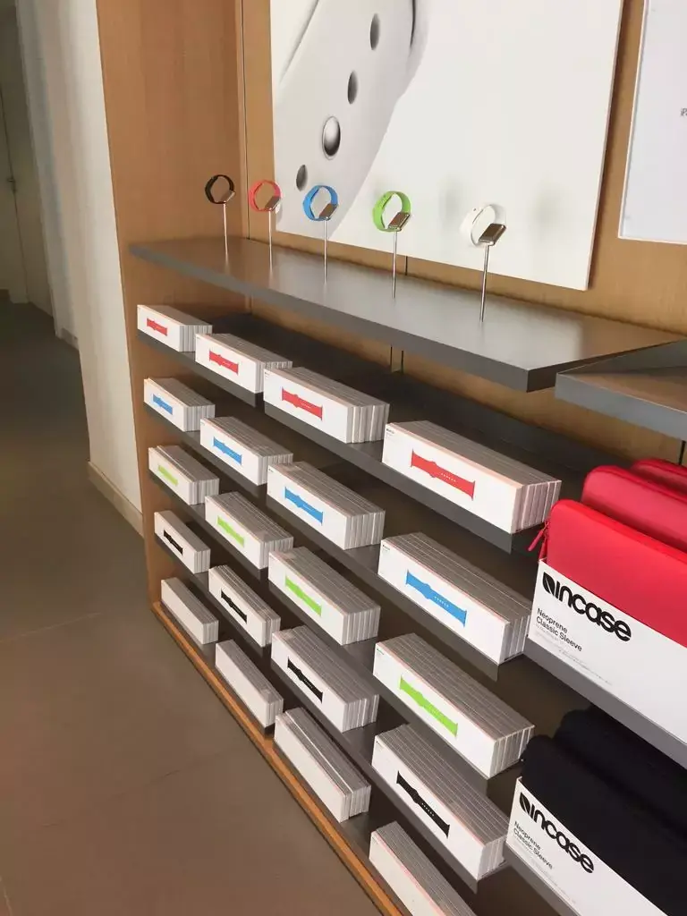 L'image du jour : des Apple Watch sport (bidon) en libre accès en Apple Store