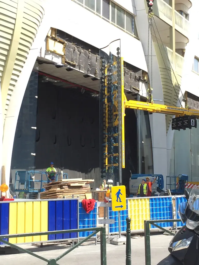 Apple Store de Bruxelles : les vitres incurvées en cours d'installation !