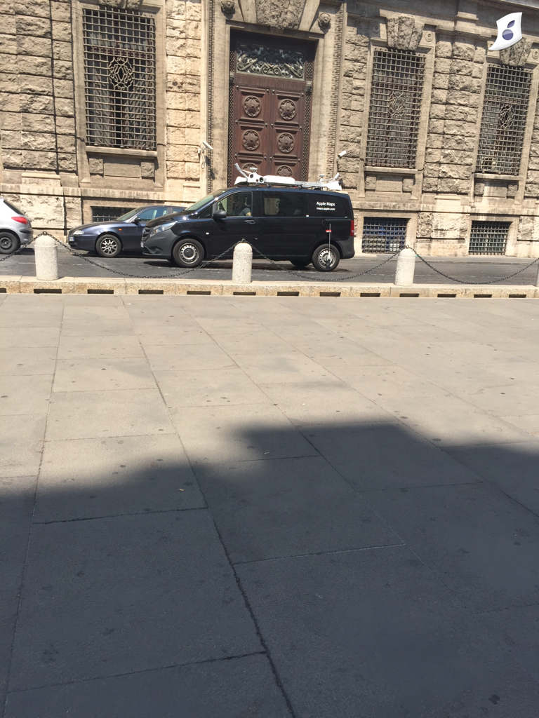 Les vans d'Apple étaient de passage à Rome ce week-end (photos)