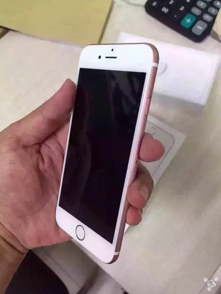 L'image du soir : l'iPhone 6s rose et toutes ses boites en vadrouille sur le web