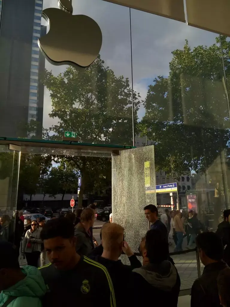 L'image du jour : la grande porte de l'Apple Store de Bruxelles déjà en morceaux !