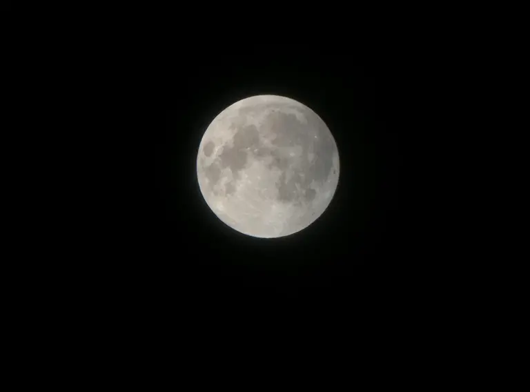 L'image du jour = un iPhone + un télescope + une éclipse de Lune