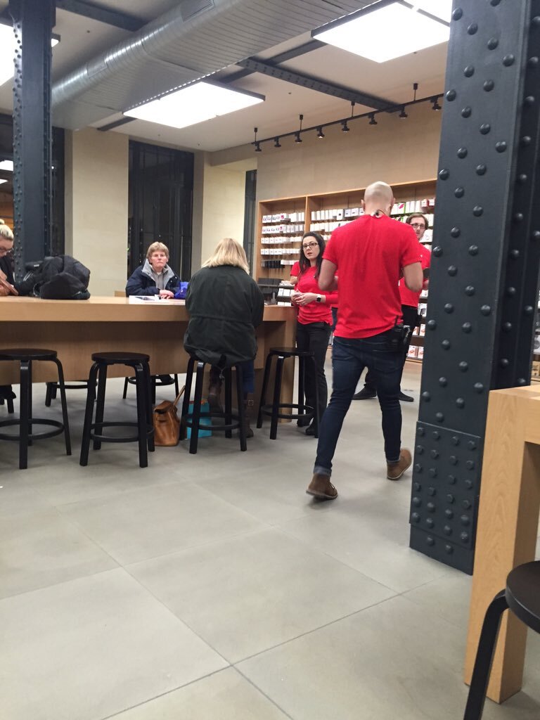 L'image du jour : une petite polaire rouge pour les employés des Apple Store