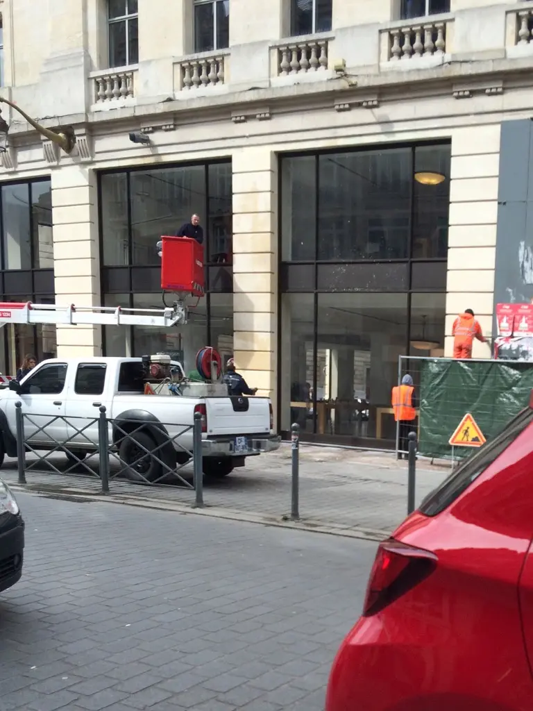 Apple Store de Lille : après les manifs, l'heure est au nettoyage