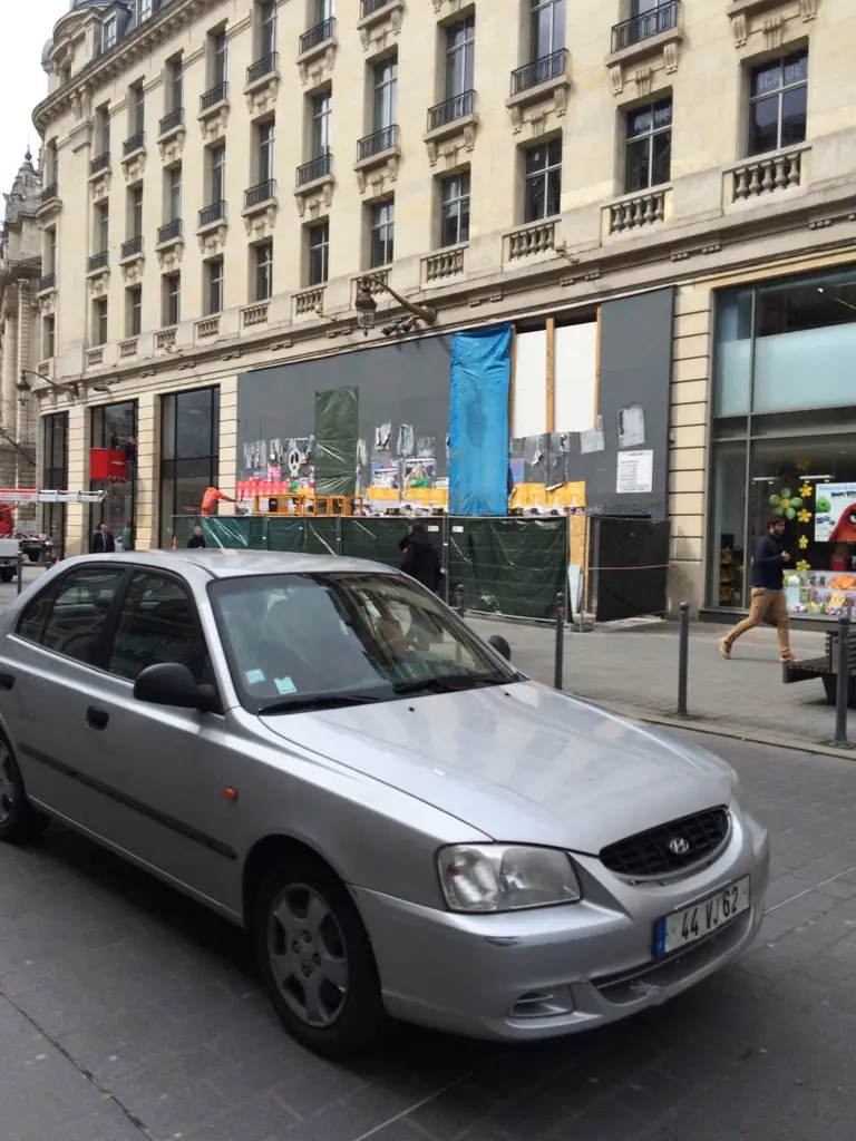 Apple Store de Lille : après les manifs, l'heure est au nettoyage