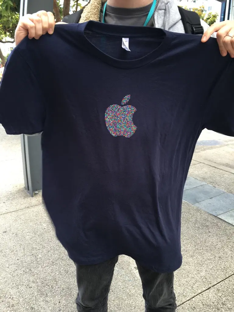 Oh, le beau t-shirt de la #WWDC ! (Et plein d'autres photos en direct de San Francisco)