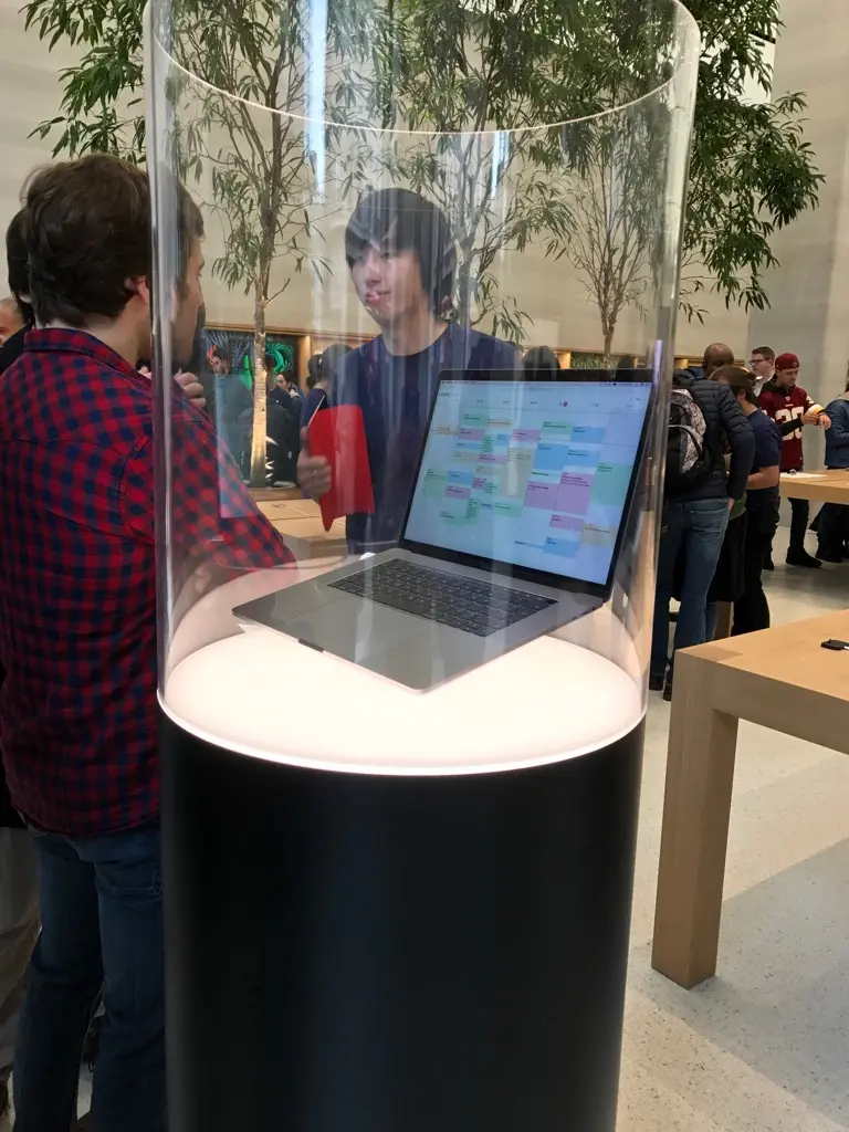 L'image du jour : les nouveaux MacBook Pro visibles (sous cloche) à Londres