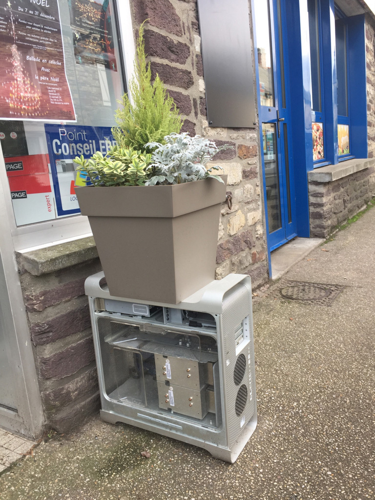 L'image du jour : en Bretagne, les Mac Pro soutiennent les pots de fleurs