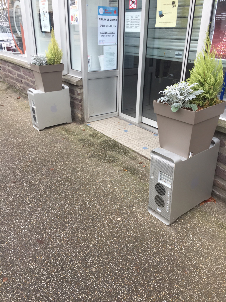 L'image du jour : en Bretagne, les Mac Pro soutiennent les pots de fleurs