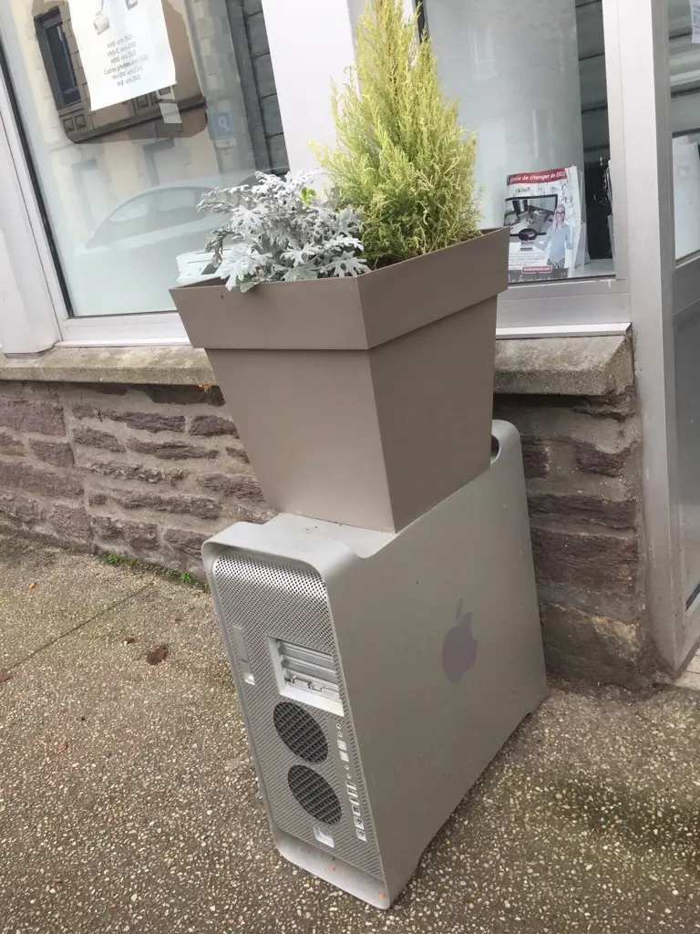 L'image du jour : en Bretagne, les Mac Pro soutiennent les pots de fleurs