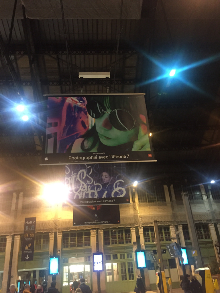 L'image du jour : (l'appareil photo de) l'iPhone 7 fait sa pub à la gare de Lyon