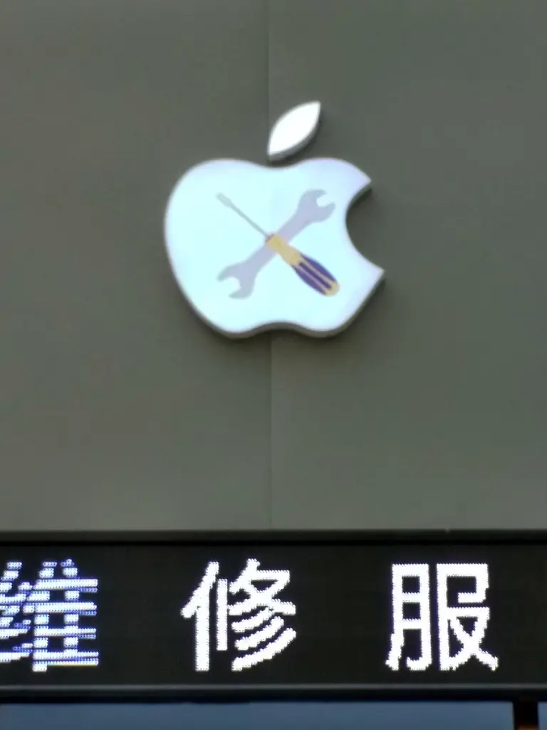 L'image du soir : un Apple Store communiste et un miroir en forme de MacBook Air