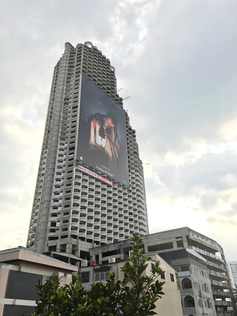 L'image du jour : l'iPhone 7 habille aussi une tour fantôme de Bangkok