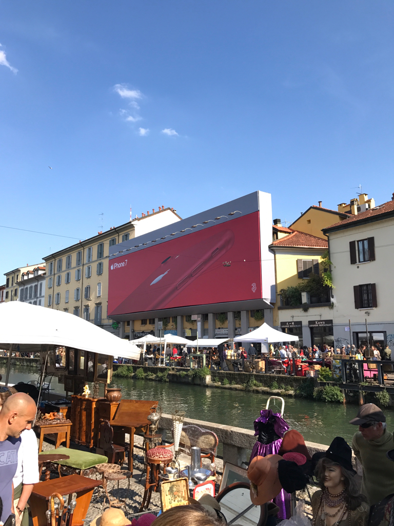 Photo : l'iPhone 7 RED fait sa pub à Milan