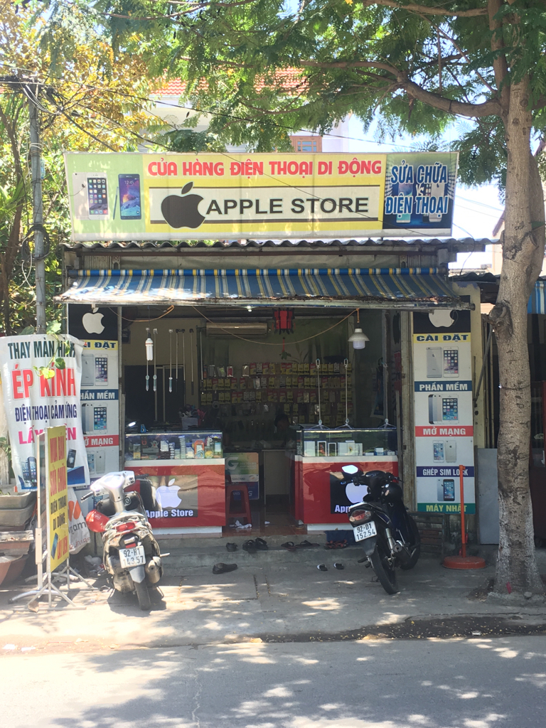 L'image du jour : l'Apple Store de Hoi An vend aussi des smartphones Android