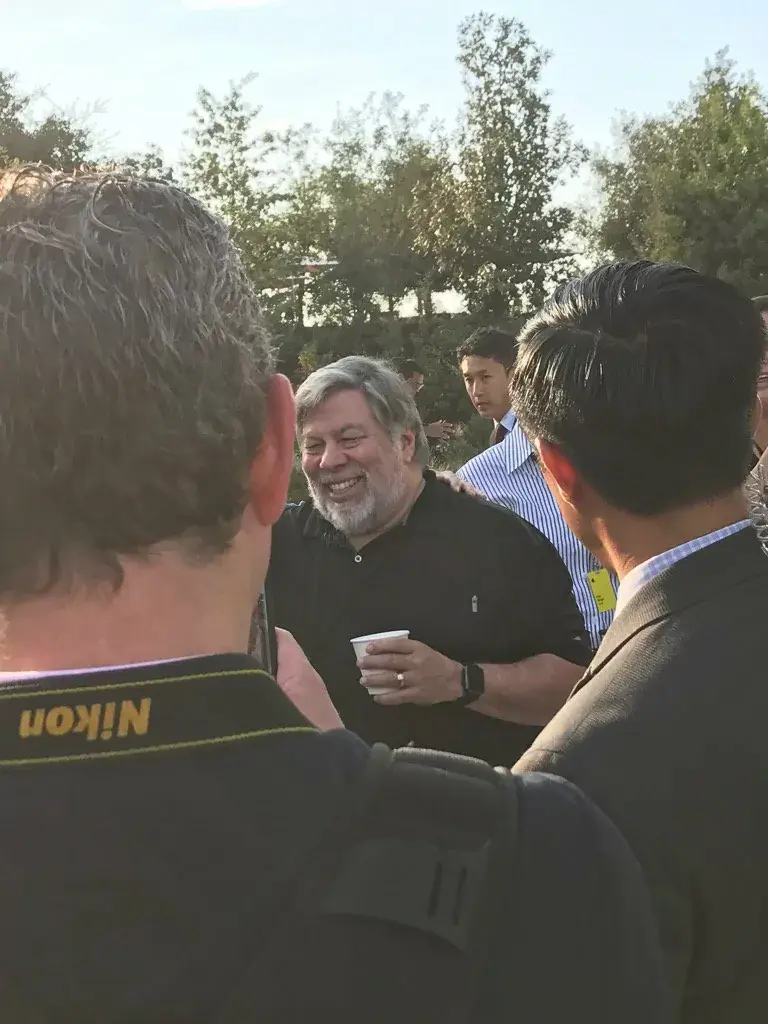 En direct de la keynote : Woz est là, une belle vue d'Apple Park, et  des badges !