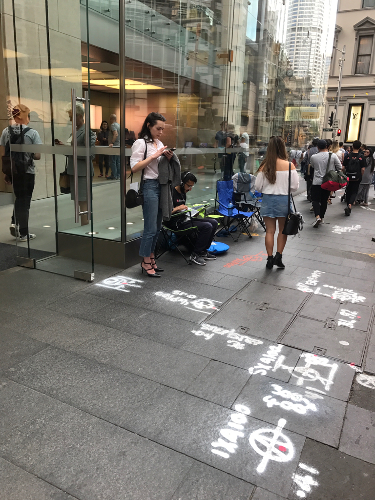 L'image du jour : la file d'attente s'allonge devant l'Apple Store de Sydney (photos)