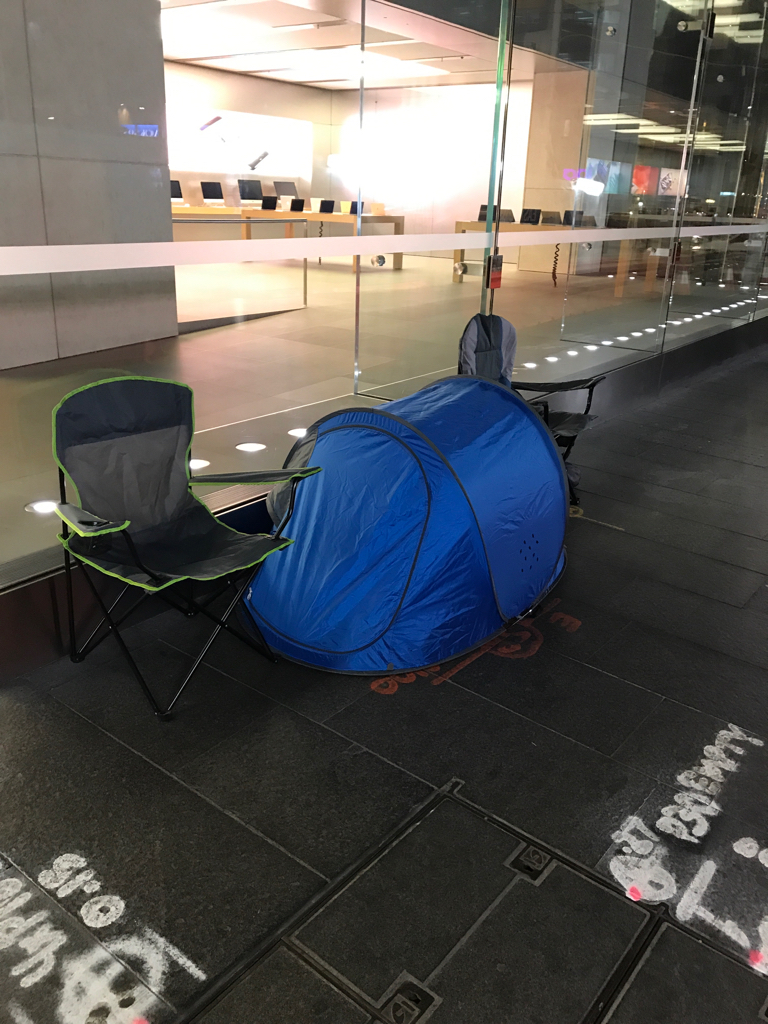 L'image du jour : la file d'attente s'allonge devant l'Apple Store de Sydney (photos)