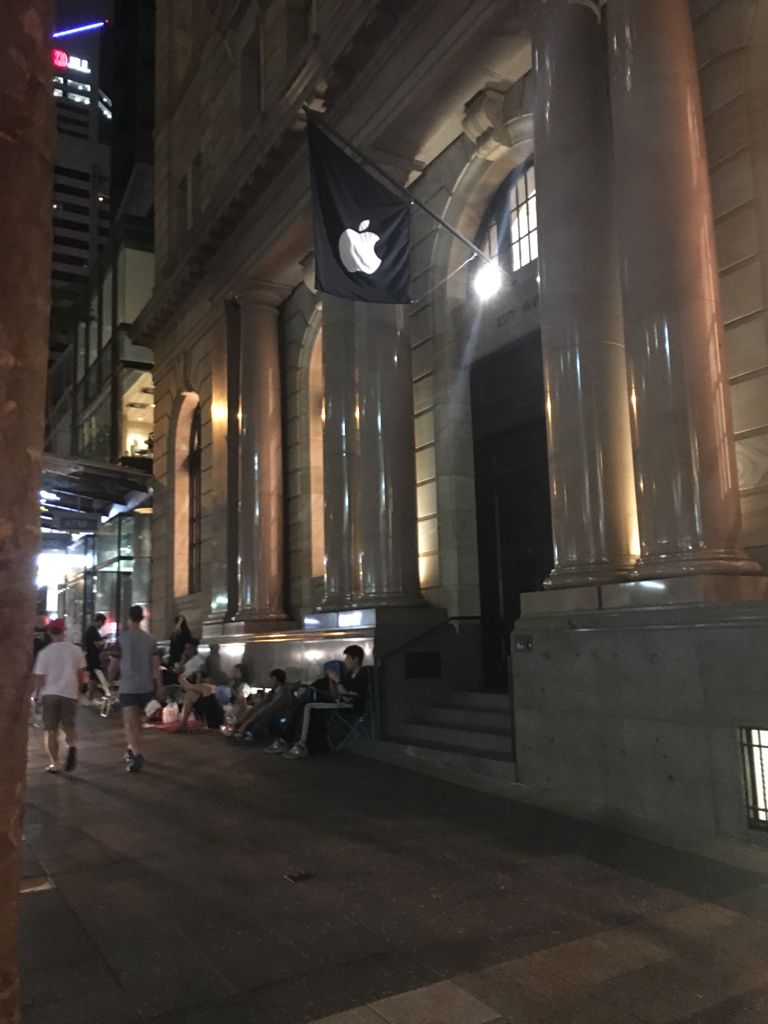 iPhone X : les files d'attente se forment devant les Apple Store (photos)
