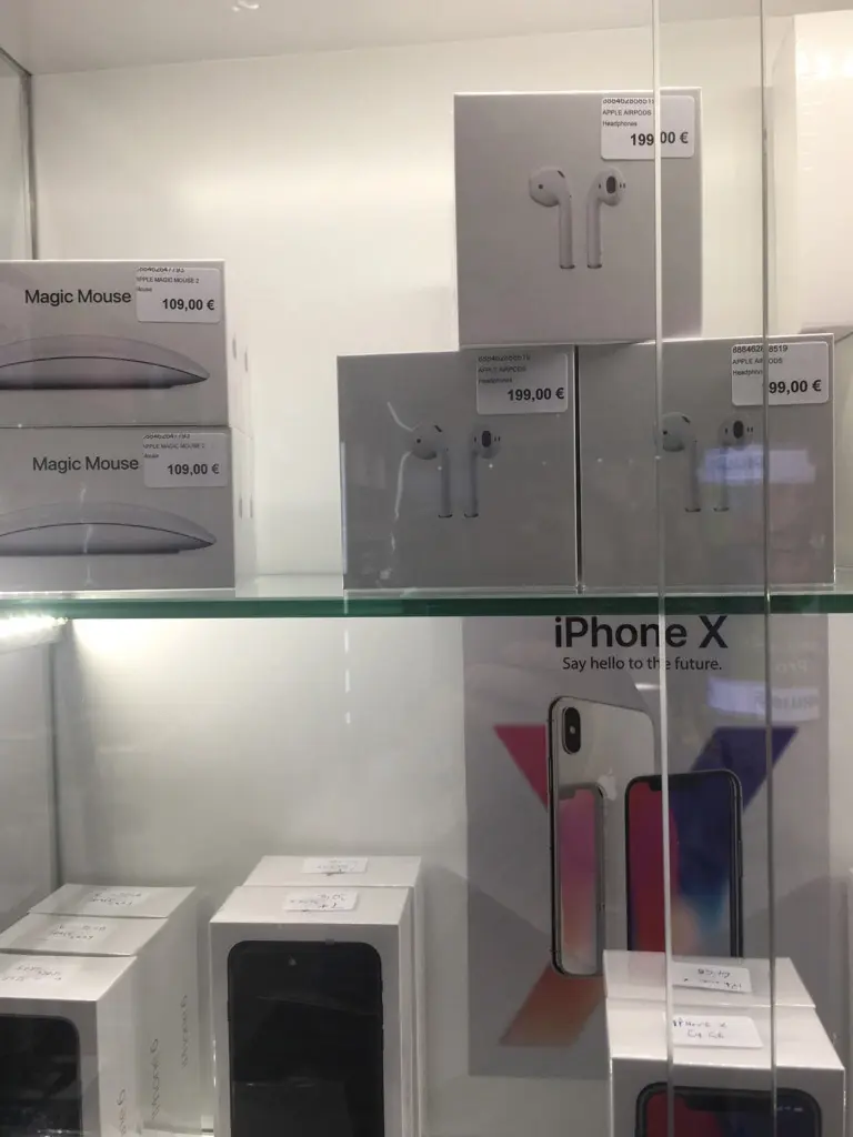 Insolite : des AirPods à 200€, un iPhone 7 à 1119€ et une Magic Mouse à 109€ en "Duty Free"