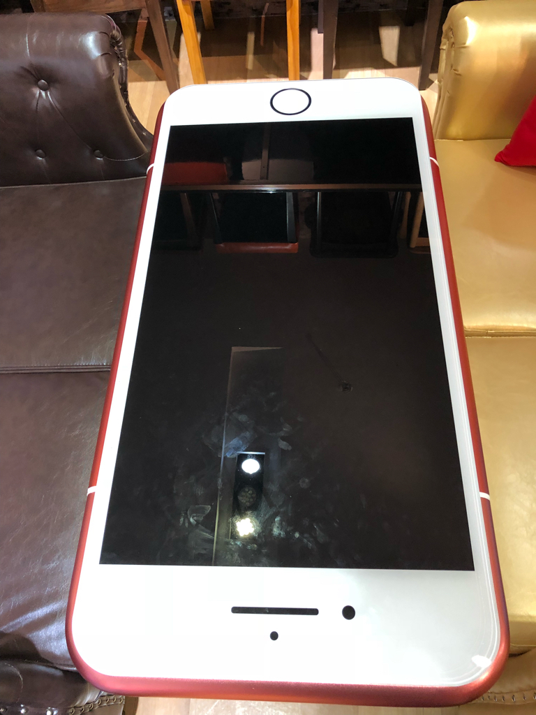 L'image du jour : un iPhone 7 (RED) en guise de table basse à Shenzhen