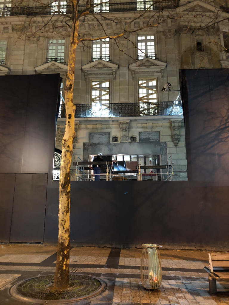 L’image du jour : l’Apple Store des Champs-Élysées se dévoile (mais un tout petit peu)