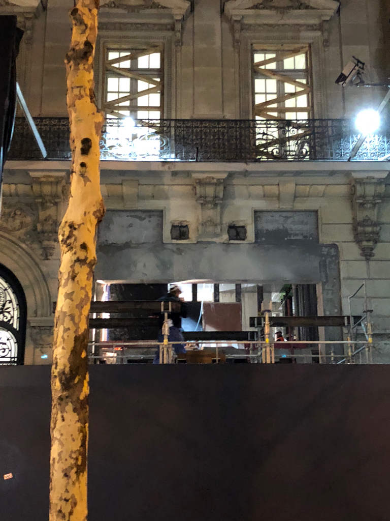 L’image du jour : l’Apple Store des Champs-Élysées se dévoile (mais un tout petit peu)