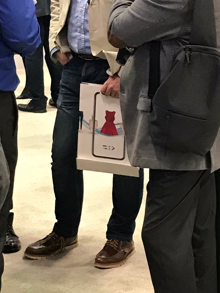 L'image du jour : les p'tites cornes de l'iPhone X inspirent... un sac en papier