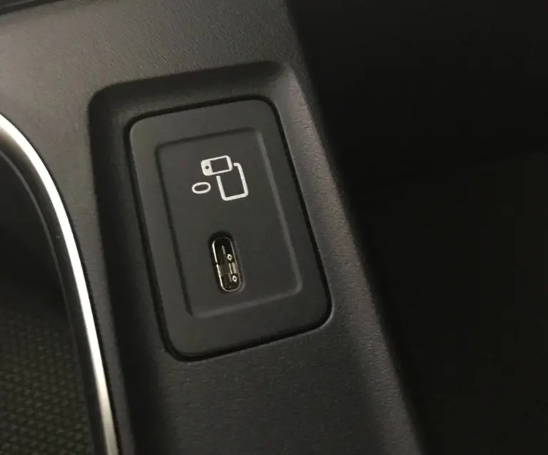 Nouvelle Mercedes Classe-A : réalité augmentée, USB C, charge sans-fil et CarPlay WiFi !