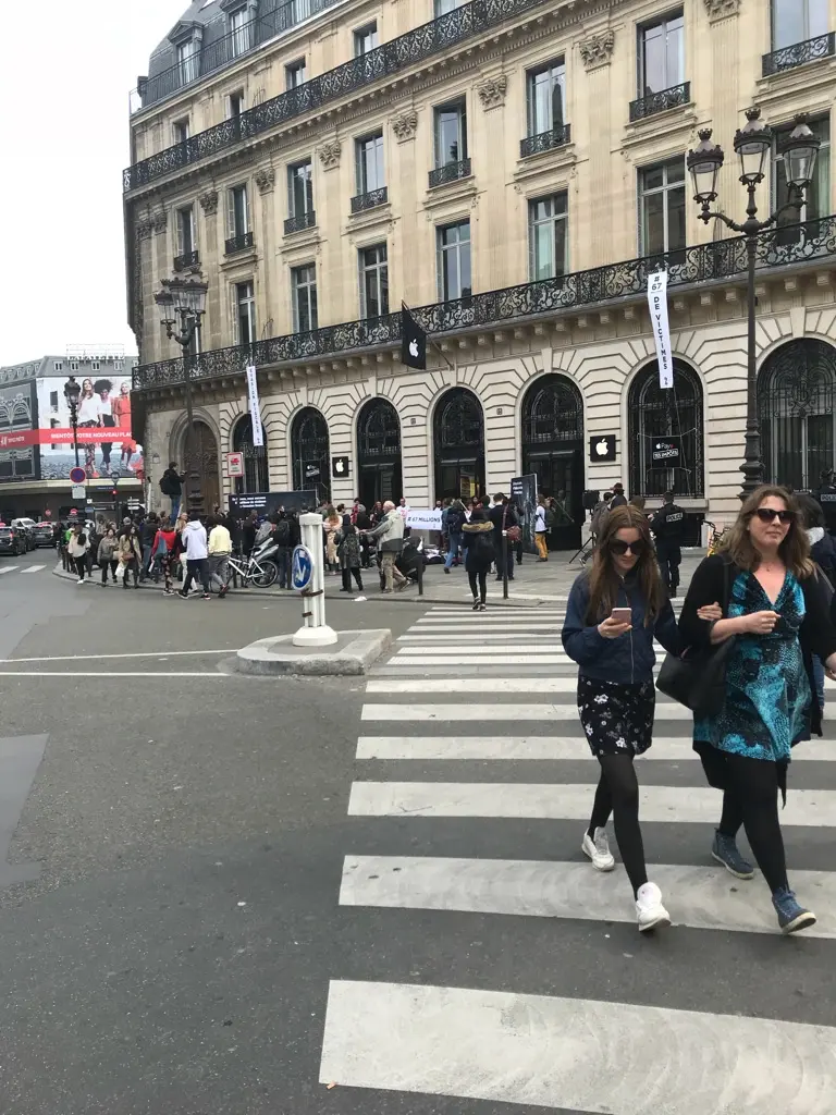 L'image du jour : une nouvelle manifestation d'ATTAC devant l'Apple Store Opéra à Paris