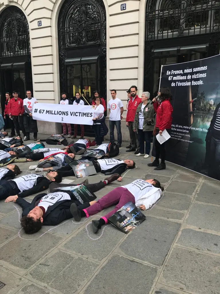 L'image du jour : une nouvelle manifestation d'ATTAC devant l'Apple Store Opéra à Paris