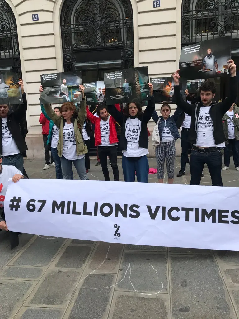 L'image du jour : une nouvelle manifestation d'ATTAC devant l'Apple Store Opéra à Paris