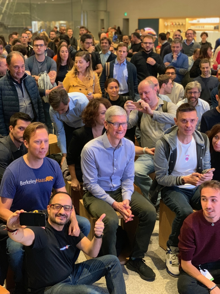 Tim Cook s'improvise vendeur d'iPhone XR à l'Apple Store de Milan