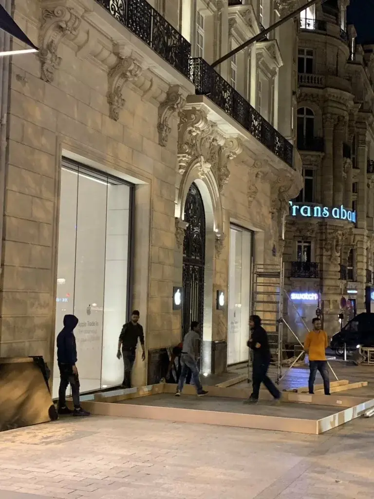 L'image du jour : Apple protège sa boutique des Champs-Elysées