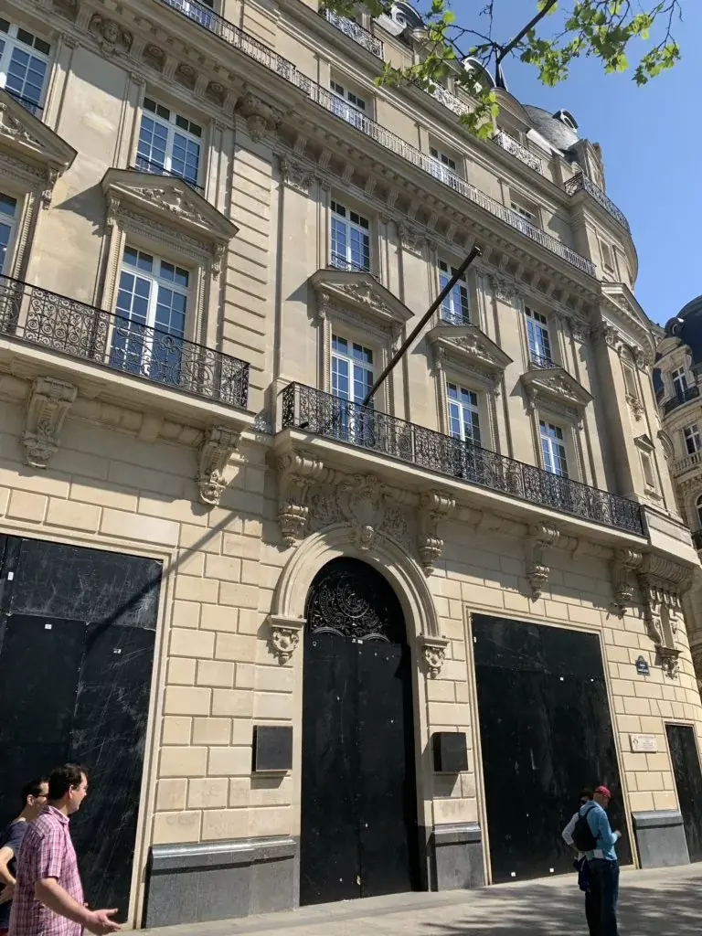 L'image du jour : Apple protège sa boutique des Champs-Elysées