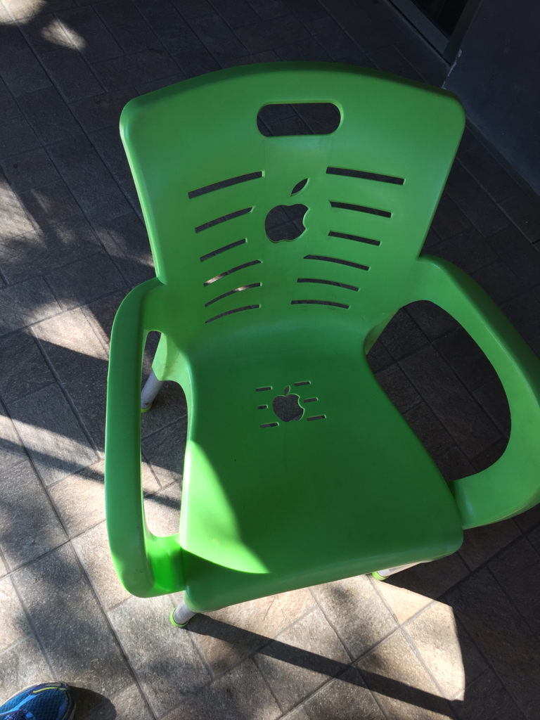 L'image du jour : l'insolite chaise Apple s'exporte aussi en Zambie