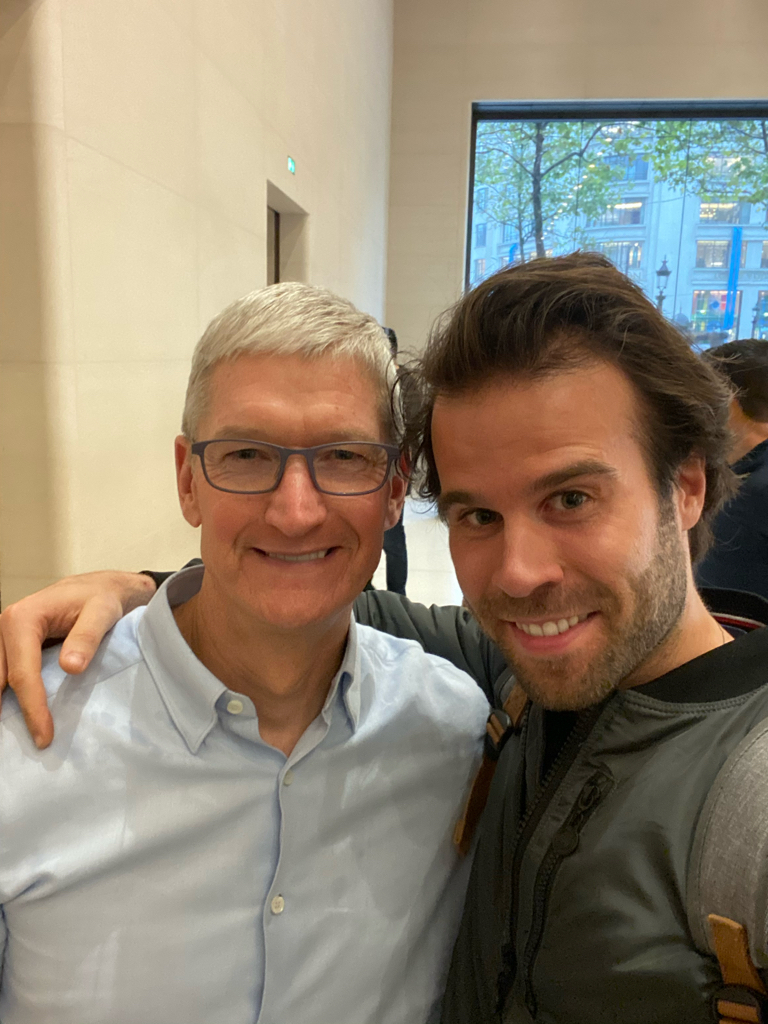 Tim Cook de passage à l'Apple Store des Champs-Élysées (photos)