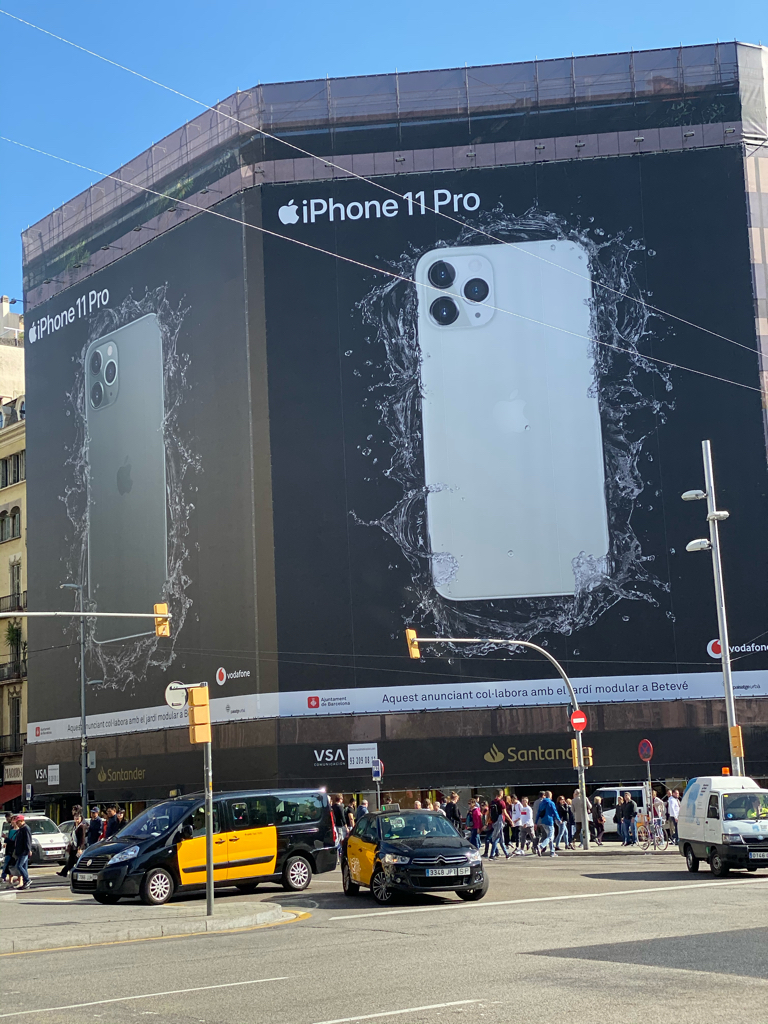 L'image du jour : l'iPhone 11 s'affiche aussi à Barcelone