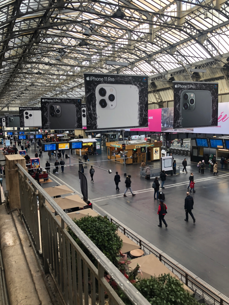 L'image du jour : l'iPhone 11 Pro envahit la Gare de l'Est