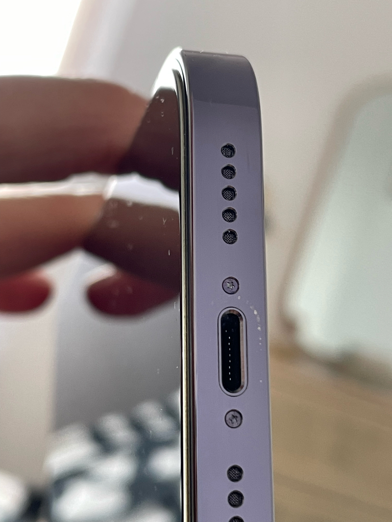 iPhone 14 Pro : avez-vous des marques au niveau du chargeur Lightning ?