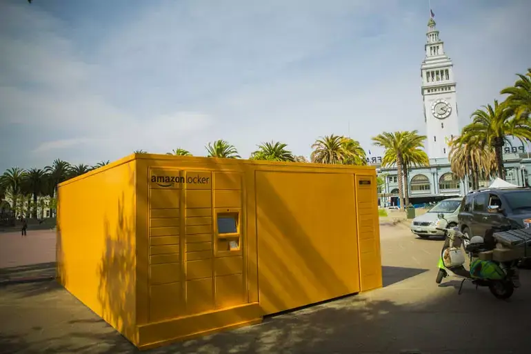 Insolite : quand Amazon pose un énorme container devant le Ferry Building. de San Francisco