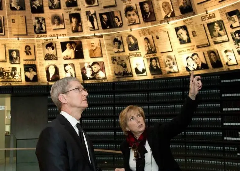 À Yad Vashem, Tim Cook espère que l'humanité travaillera pour un avenir meilleur