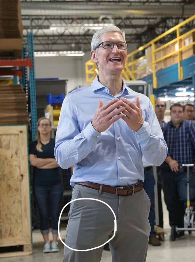 La rumeur (folle) du soir : Tim Cook aurait-il un iPhone 8 dans sa poche ? (photo)