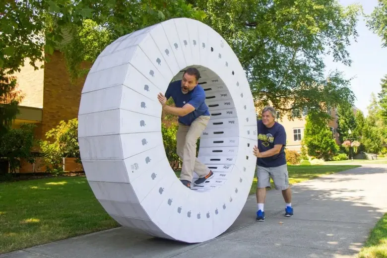 L'image du jour : que peut-on faire avec 36 boites d'iMac ? (réponse : un véhicule Apple !)