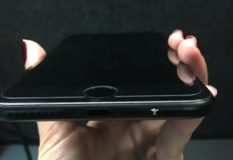 La peinture noir mat des iPhone 7 aurait tendance à s'écailler