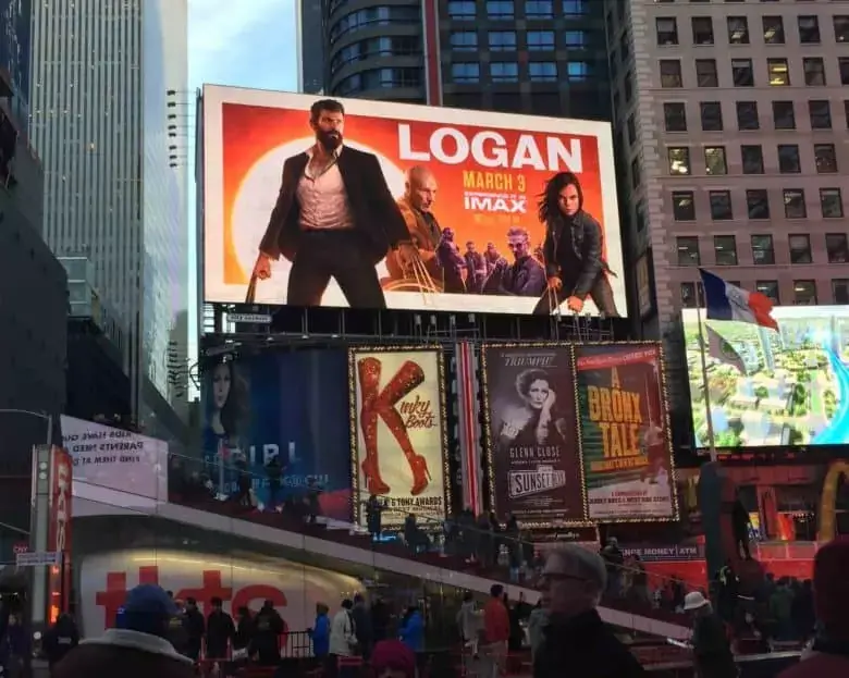 L'image du jour : l'affiche de Logan, réalisée sur iPad Pro, surplombe Times Square