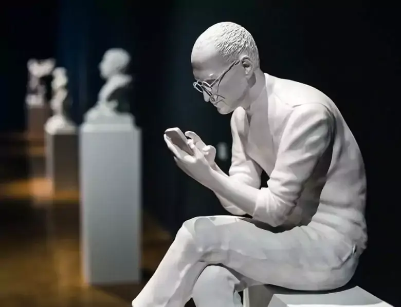 Des statues de géants de la tech, dont Steve Jobs, au sein d'une exposition à New York